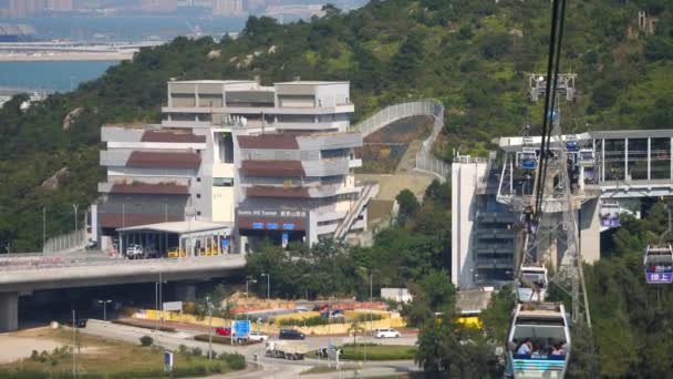 Arka planda sahne tepesi olan Ngong Ping teleferiği. — Stok video