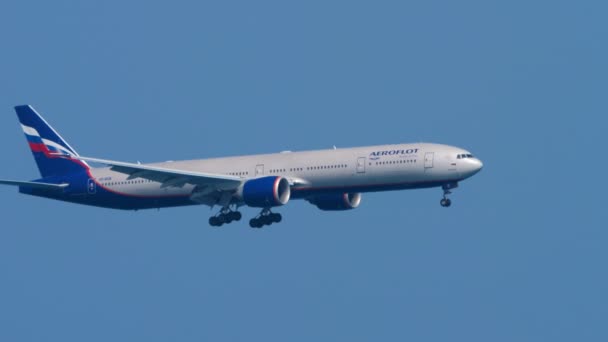 Aeroflot Boeing 777 approaching over ocean — Stock Video