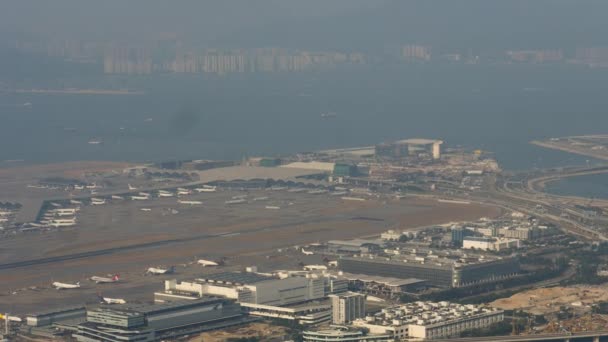 Вид с воздуха в аэропорту Chek Lap Kok, timelapse — стоковое видео