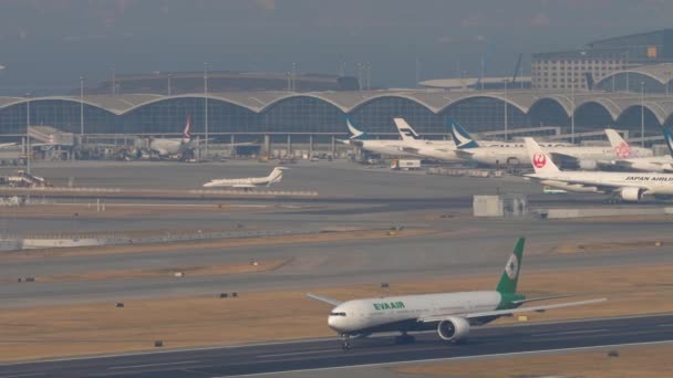 Eva Air Boeing 777 Hong Kong 'dan kalkıyor. — Stok video