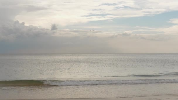 Airplane approaching over ocean — Stock Video