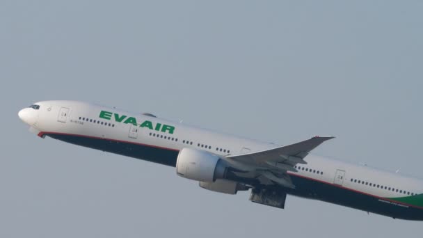EVA Air Boeing 777 отправление из Гонконга — стоковое видео