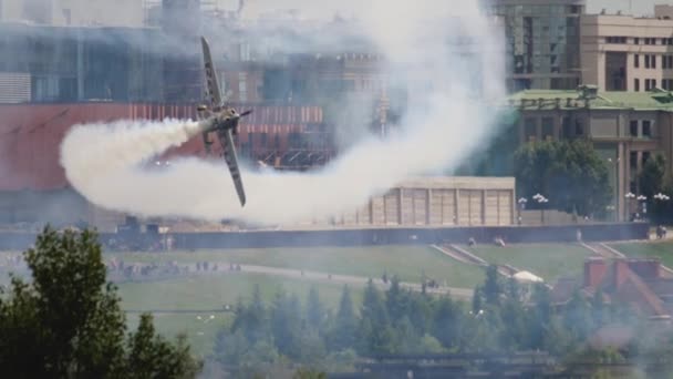 Red Bull desafia avião no palco — Vídeo de Stock