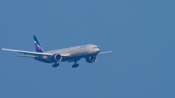 Aeroflot boing 777 im Anflug auf Ozean — Stockvideo