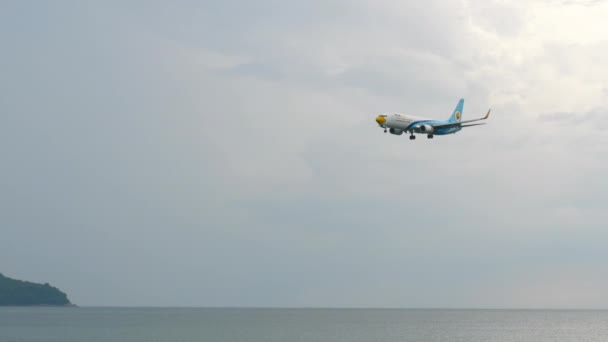 Boeing 737 acercándose sobre el océano — Vídeos de Stock