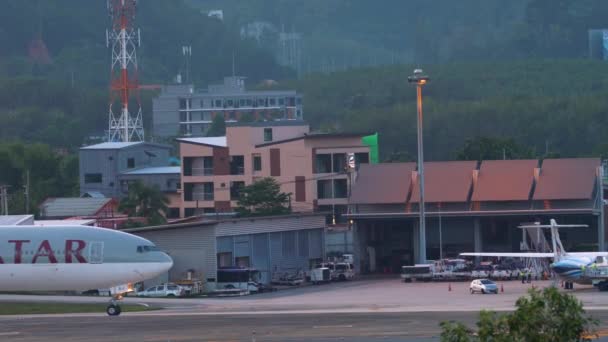 Avião taxiando após a aterragem — Vídeo de Stock