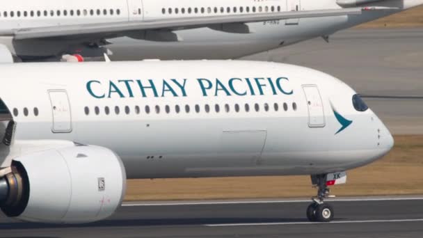 홍콩 국제 공항에서 비행기가 출발 하다 — 비디오