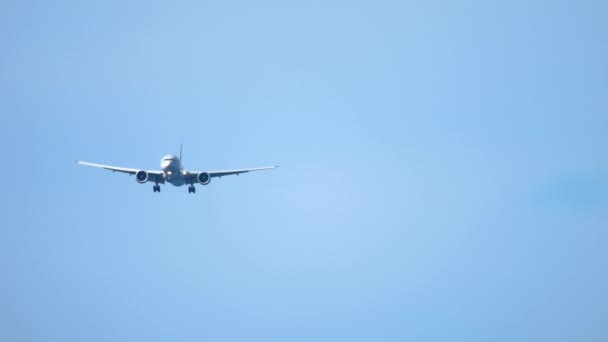 Széles karosszériájú repülőgép közeledik leszállás előtt — Stock videók