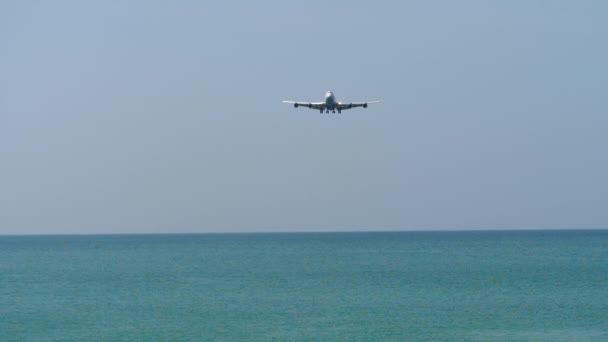 Airplane approaching over ocean — Stock Video