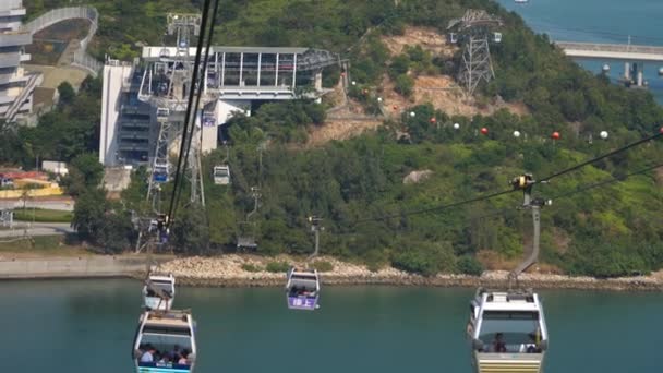 Ngong Ping linbana med Scenic Hill i bakgrunden — Stockvideo