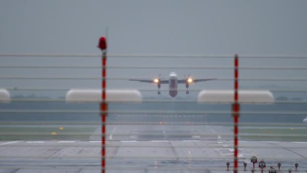 Turbopropvliegtuig vertrek uit Düsseldorf — Stockvideo