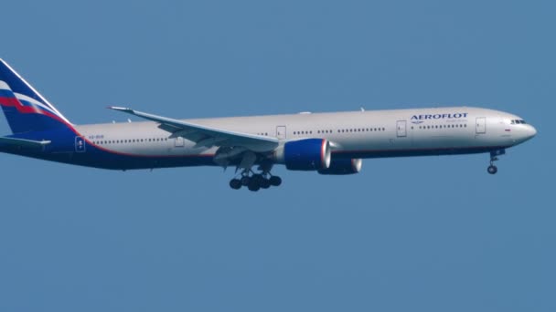 Aeroflot Boeing 777 okyanus üzerinde yaklaşan — Stok video