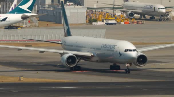 Cathay Pacific Boeing 777 girare pista — Video Stock
