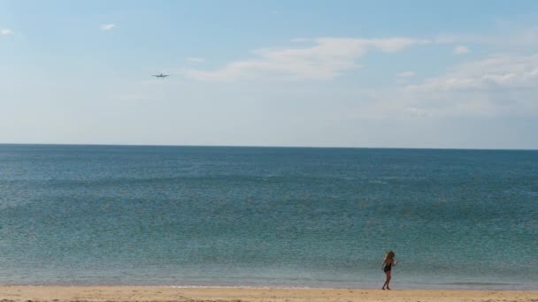 Avión acercándose sobre el océano — Vídeos de Stock