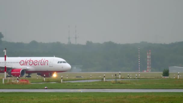 Avion circulant par temps pluvieux — Video