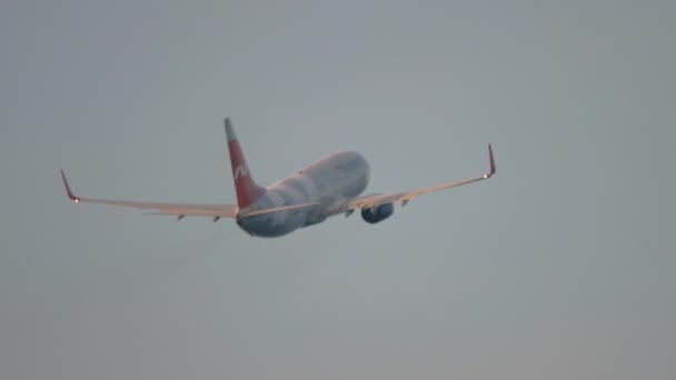 Nordwind Boeing 737 tırmanıyor, Phuket havaalanından kalkıyor. — Stok video