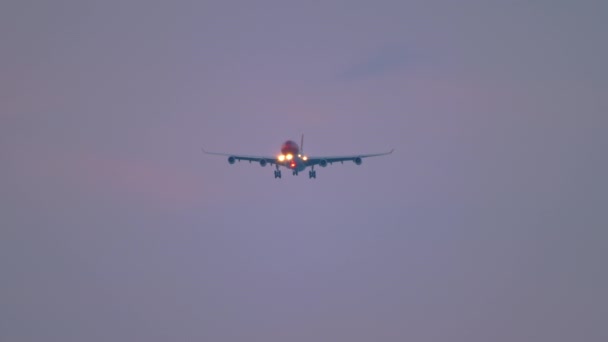 Groot vliegtuig nadert voor de landing — Stockvideo