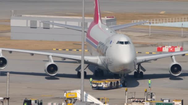 Boeing 747 odepchnij przed odlotem — Wideo stockowe