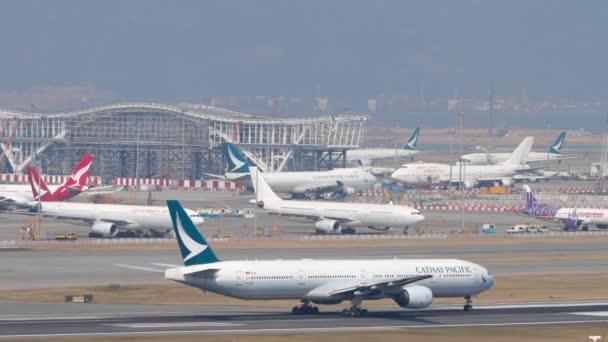 Salida del avión desde el aeropuerto internacional de Hong Kong — Vídeo de stock