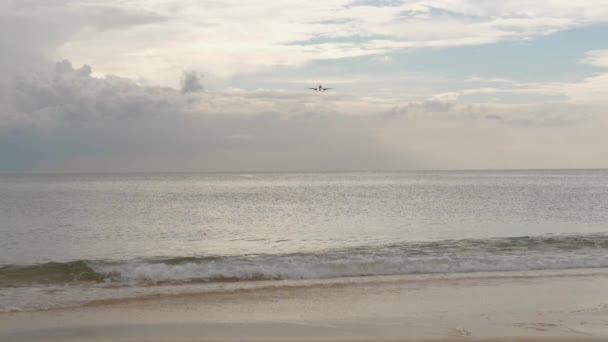 Avión acercándose sobre el océano — Vídeos de Stock