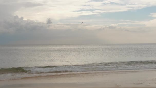 Flugzeug im Anflug über Ozean — Stockvideo