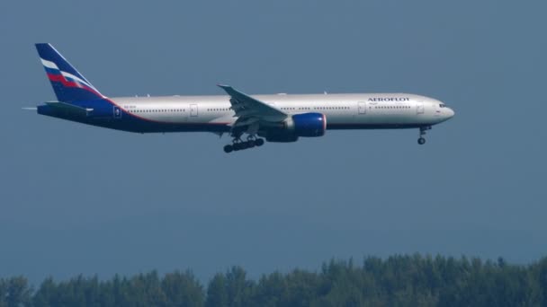 Aeroflot Boeing 777 in avvicinamento sull'oceano — Video Stock