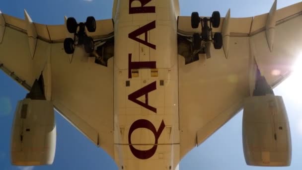 Avião de corpo largo se aproximando sobre o oceano — Vídeo de Stock