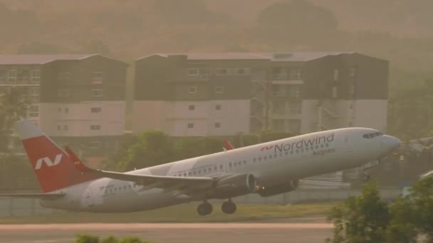 Nordwind Boeing 737 subiendo, salida desde el aeropuerto de Phuket — Vídeos de Stock