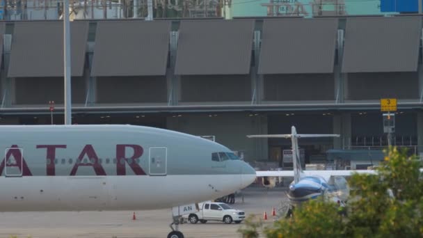 Avião taxiando após a aterragem — Vídeo de Stock