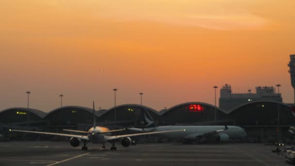 Tramonto all'aeroporto internazionale di Chek Lap Kok Hong Kong — Video Stock