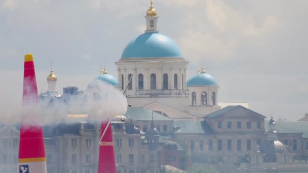 Red Bull fordert Flugzeug auf der Bühne heraus — Stockvideo