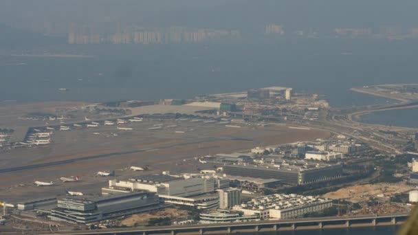 Flygfoto på Chek Lap Kok flygplats, timelapse — Stockvideo