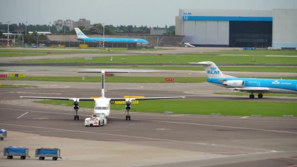 FlyBe Bombardier Dash 8 Q400 буксировки перед отъездом — стоковое видео