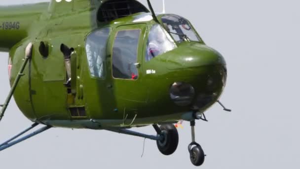 Oldtimer Helikopter mi-1 Kunstflug — Stockvideo