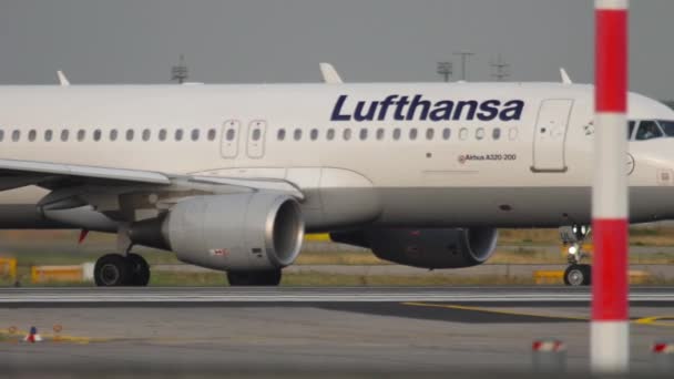 Airbus A320 beschleunigt vor Abflug — Stockvideo