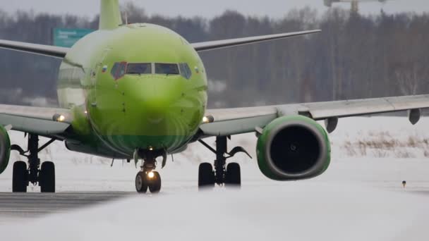 Боїнг 737 рулювання перед від'їздом — стокове відео