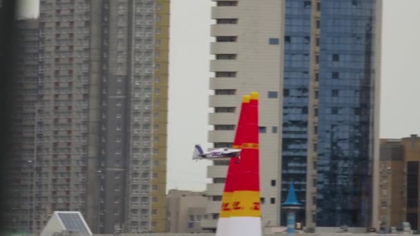 Red Bull sfida aeroplano in fase — Video Stock