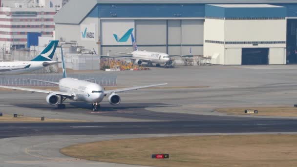 Flygplan tur ranway före avgång från International Airport, Hong Kong — Stockvideo