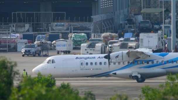 Aeronaves turboélice ATR-72 antes da partida — Vídeo de Stock