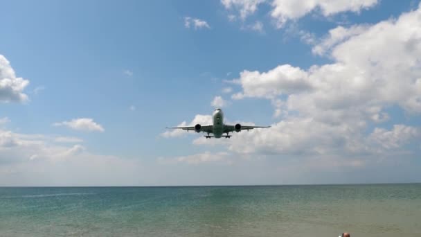 海に接近するワイドボディ飛行機 — ストック動画