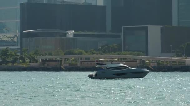 Uitzicht vanaf Star ferry bij Victoria Harbor van Hong Kong — Stockvideo