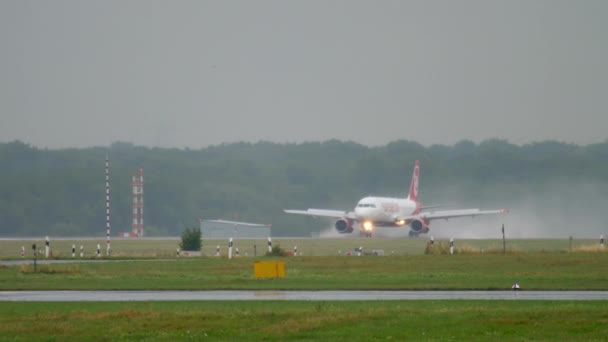 Samolot kołuje na lotnisku w deszczowa pogoda — Wideo stockowe
