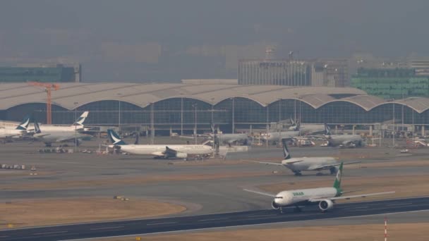 EVA Air Boeing 777 отправление из Гонконга — стоковое видео