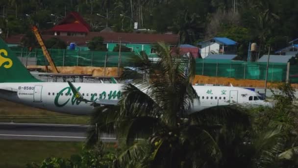 Airbus A320 aterrizaje en Phuket aeropuerto — Vídeos de Stock