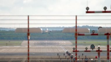 Jet uçağı inmeden önce yaklaşıyor.