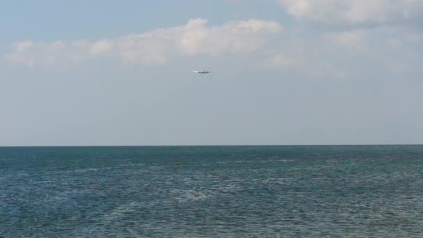 Avión acercándose sobre el océano — Vídeo de stock