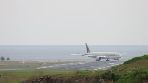 Vliegtuig voor vertrek vanuit Phuket — Stockvideo