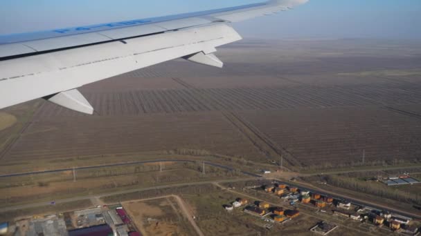 Vista aérea desde el avión descendente — Vídeos de Stock