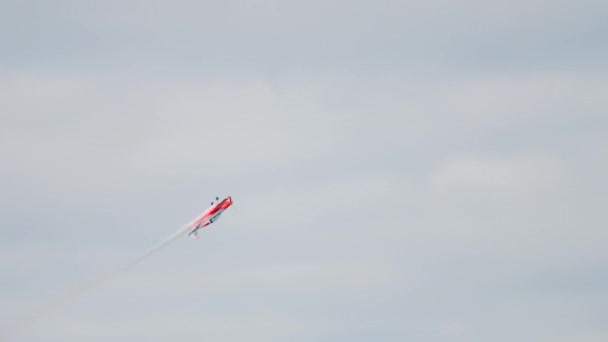 Campeão mundial realiza acrobacias — Vídeo de Stock