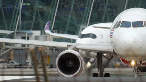 Avión antes de la salida en posición inicial — Vídeos de Stock